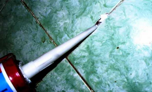 Затирка швов на стене при помощи силиконового герметика