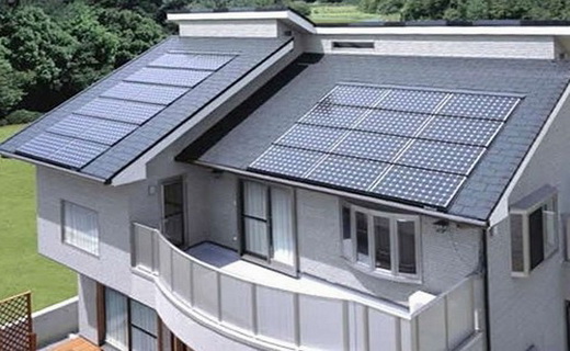 Дом с оборудованный солнечными коллекторами на крыше
