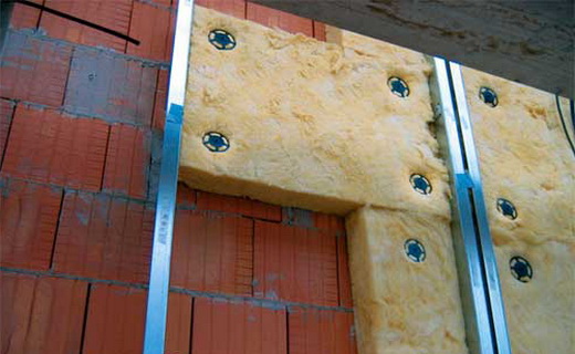 Установка теплоизоляционных плит на фасад здания